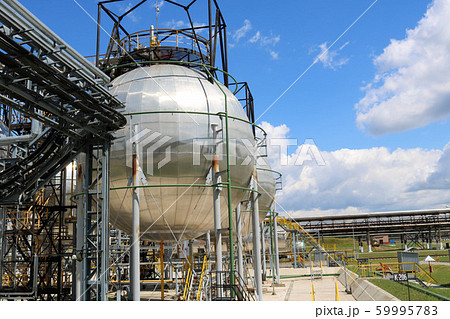 A large round ball-shaped shiny metallic A large round ball-shaped shiny metallic 59995783