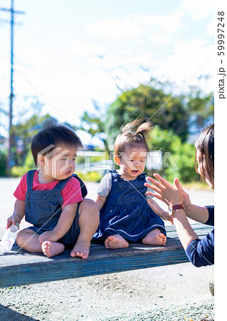 公園で遊ぶ2人の幼児と母親 59997248