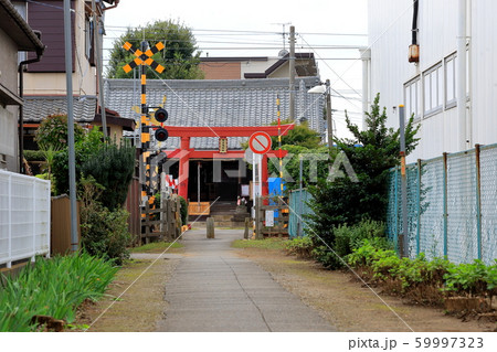 鳥居の前に踏切のある風景 鳥居の前に踏切のある風景 59997323