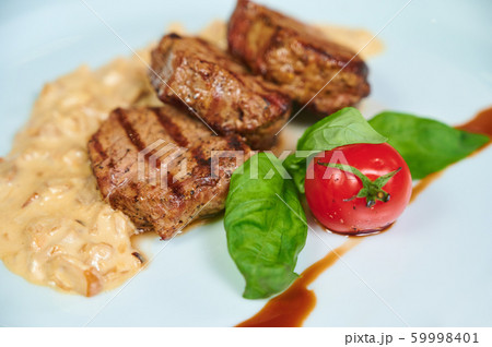 Grilling steaks Grilling steaks 59998401