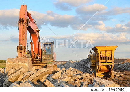 Mobile Stone crusher machine by the construction site or mining quarry for crushing old concrete Mobile Stone crusher machine by the construction site or mining quarry for crushing old concrete 59999694