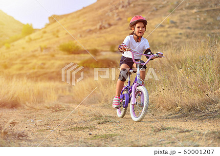 Happy kid girl of 7 years having fun in autumn 60001207