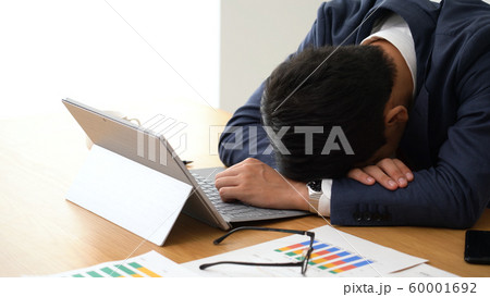 眠気を我慢できないビジネスマン 眠気を我慢できないビジネスマン 60001692