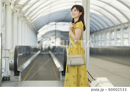 空港 通路 女性 動く歩道 空港 通路 女性 動く歩道 60002533