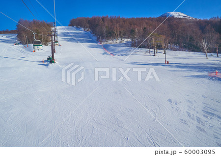冬の長野県蓼科の白樺高原国際スキー場ゲレンデと蓼科山 60003095