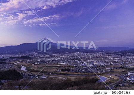 (静岡県)三島市の街並みと富士山 (静岡県)三島市の街並みと富士山 60004268