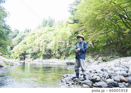 渓流釣りイメージ 渓流釣りをする男性 渓流釣りイメージ 渓流釣りをする男性 60005958