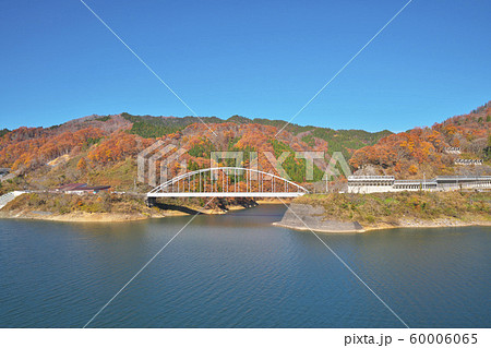 九頭竜湖の紅葉の写真素材