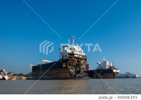 バングラデシュ・船の墓場 60006305