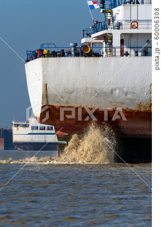 バングラデシュ・船の墓場 60006308