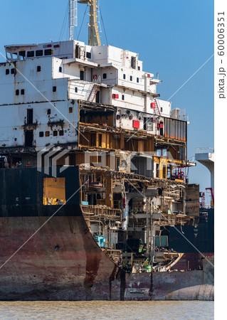 バングラデシュ・船の墓場 60006351