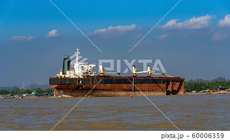 バングラデシュ・船の墓場 60006359