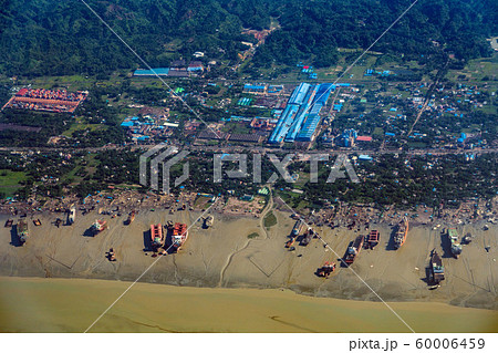 バングラデシュ・船の解体作業場　空撮 60006459