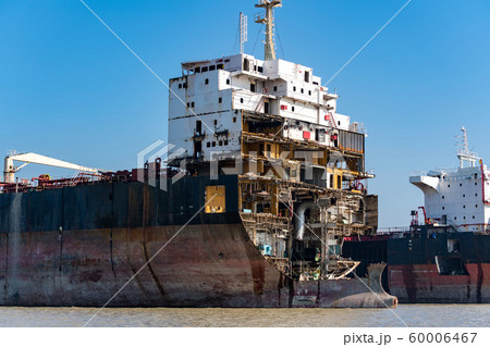 バングラデシュ・船の墓場で解体される船 60006467