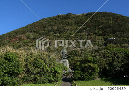 室戸岬の中岡慎太郎像と灯台 60006489