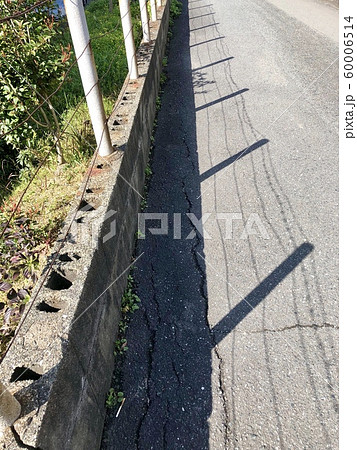 道路沿いのブロック塀と影 60006514