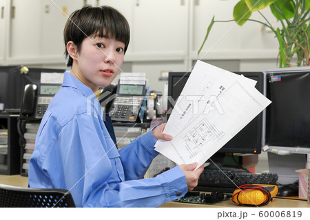 回路図を持ち振り返る女性エンジニア1 回路図を持ち振り返る女性エンジニア1 60006819