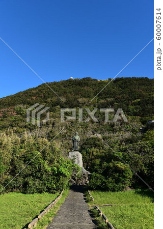 室戸岬の中岡慎太郎像と岬灯台 室戸岬の中岡慎太郎像と岬灯台 60007614
