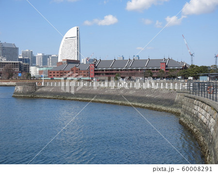 横浜港の象の鼻防波堤と赤レンガ倉庫 横浜港の象の鼻防波堤と赤レンガ倉庫 60008291