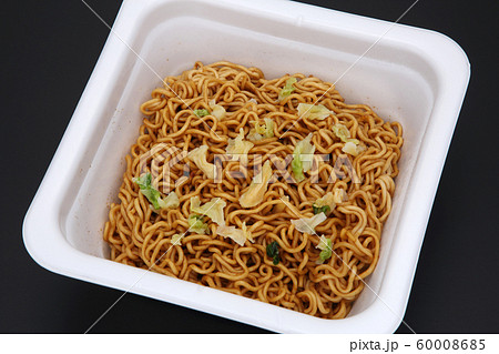 インスタント焼きそば 60008685