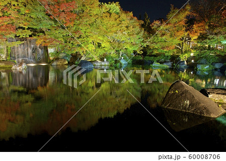 好古園の紅葉と滝（兵庫県姫路市） 60008706