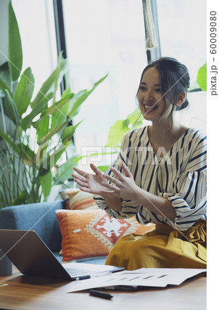 オフィスの若者 60009080