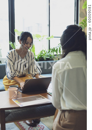 オフィスの若者 60009081