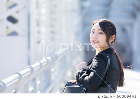 ビジネス　女性　屋外 60009443