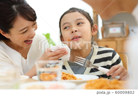 家族の楽しい食事イメージ 60009802
