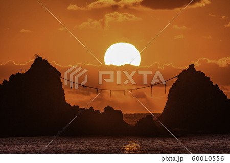 （神奈川県）真鶴半島　三ツ石海岸　日の出 60010556