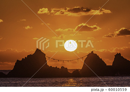 （神奈川県）真鶴半島　三ツ石海岸　日の出 60010559