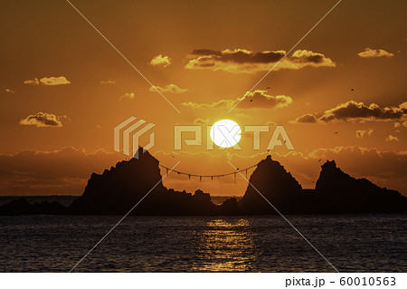 神奈川県 真鶴半島 三ツ石海岸 日の出の写真素材