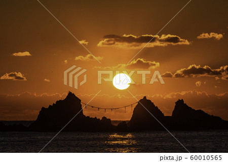 （神奈川県）真鶴半島　三ツ石海岸　日の出 60010565