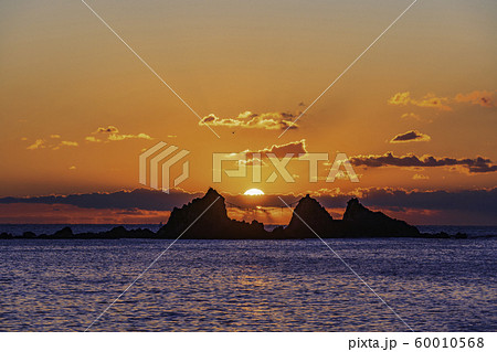 （神奈川県）真鶴半島　三ツ石海岸　日の出 60010568