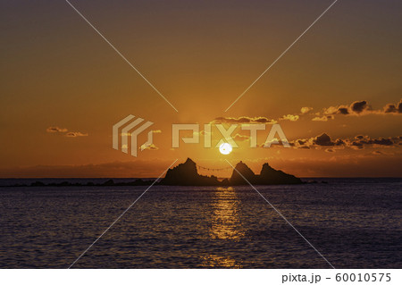 （神奈川県）真鶴半島　三ツ石海岸　日の出 60010575