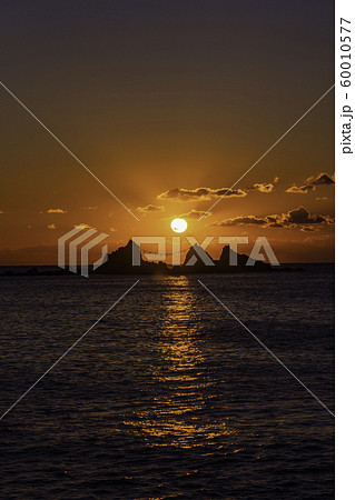 （神奈川県）真鶴半島　三ツ石海岸　日の出 60010577