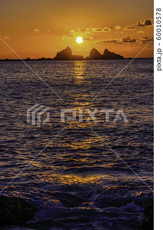 （神奈川県）真鶴半島　三ツ石海岸　日の出 60010578