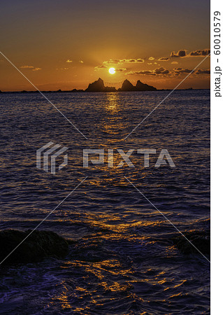 （神奈川県）真鶴半島　三ツ石海岸　日の出 60010579