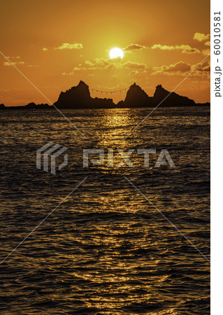 （神奈川県）真鶴半島　三ツ石海岸　日の出 60010581