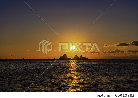 (神奈川県)真鶴半島 三ツ石海岸 日の出 (神奈川県)真鶴半島 三ツ石海岸 日の出 60010583