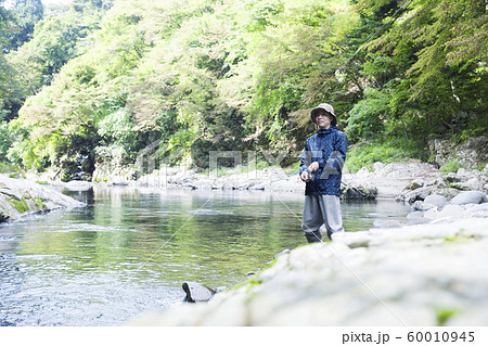 渓流釣りイメージ　渓流釣りをする男性 60010945