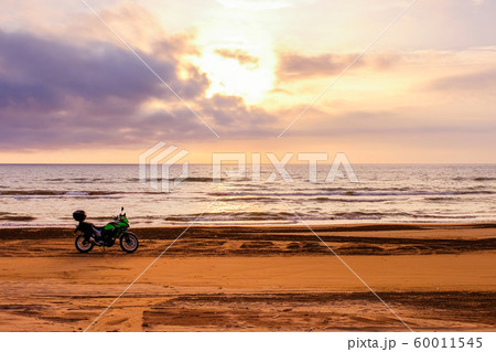 千里浜なぎさドライブウェイ （夕景） 60011545