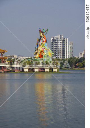 蓮池潭の上に建つ北極玄帝像 蓮池潭の上に建つ北極玄帝像 60012457