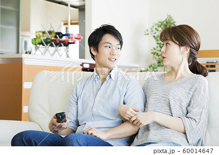 夫婦 カップル テレビ リビング ダイニング ソファ ライフスタイル リラックス スマイル 夫婦 カップル テレビ リビング ダイニング ソファ ライフスタイル リラックス スマイル 60014647