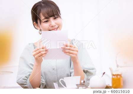手紙を読む女性 60015010