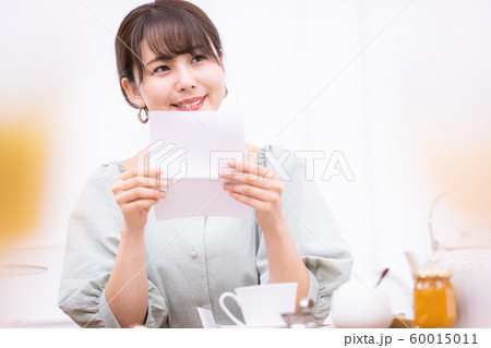 手紙を読む女性 60015011