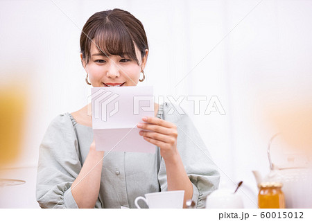 手紙を読む女性 60015012