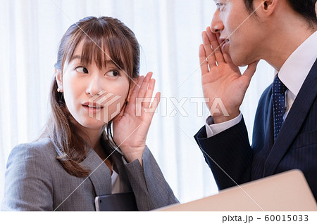 ビジネスシーン 内緒話 ここだけの話 ビジネスシーン 内緒話 ここだけの話 60015033