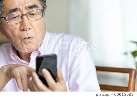 スマホを見るシニア男性　驚く 60015035