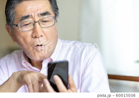 スマホを見るシニア男性　驚く 60015036